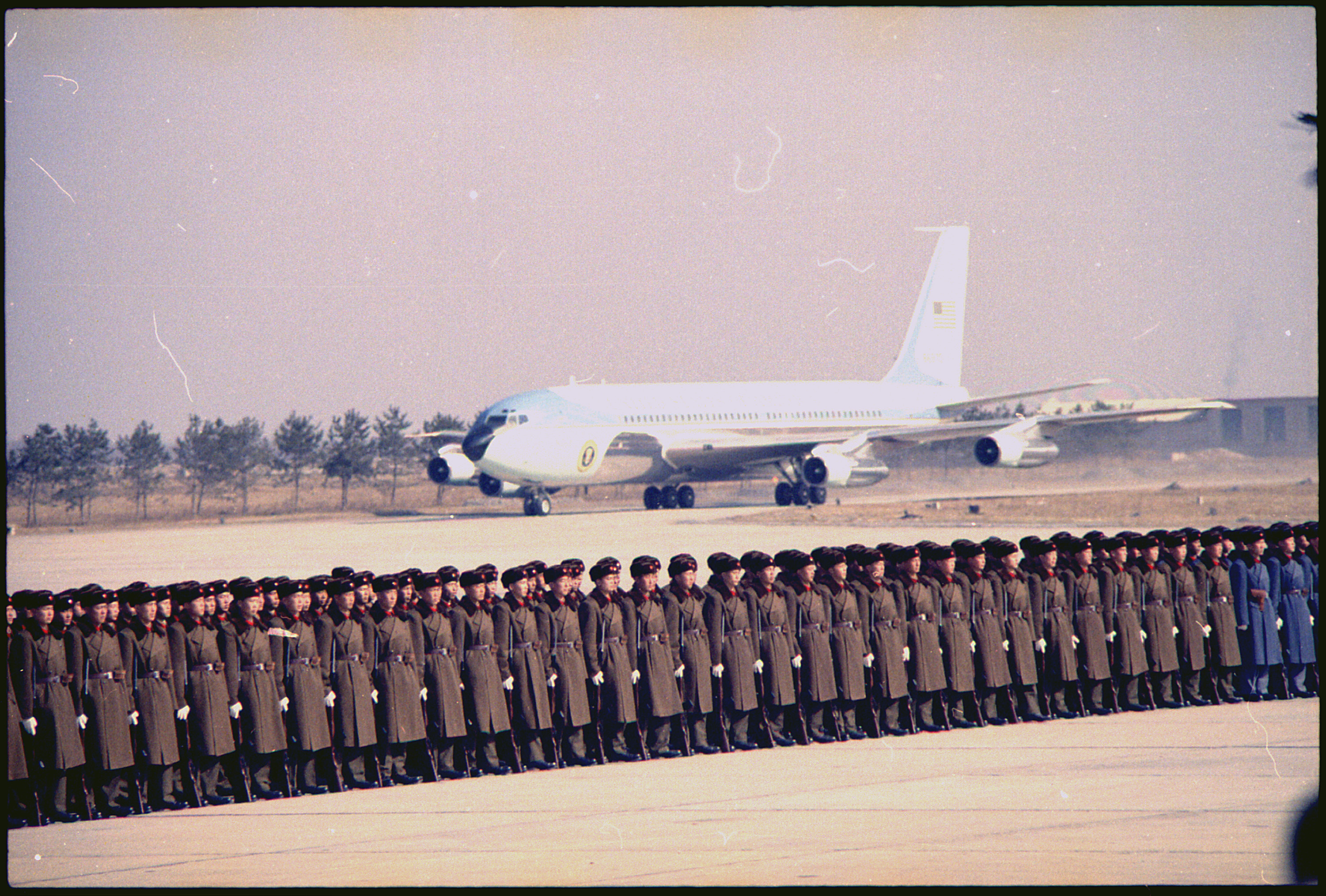 https://nixonmaomovie.com/wp-content/uploads/2019/03/Arrival_of_Air_Force_One_in_Peking_-_NARA_-_194412.jpg
